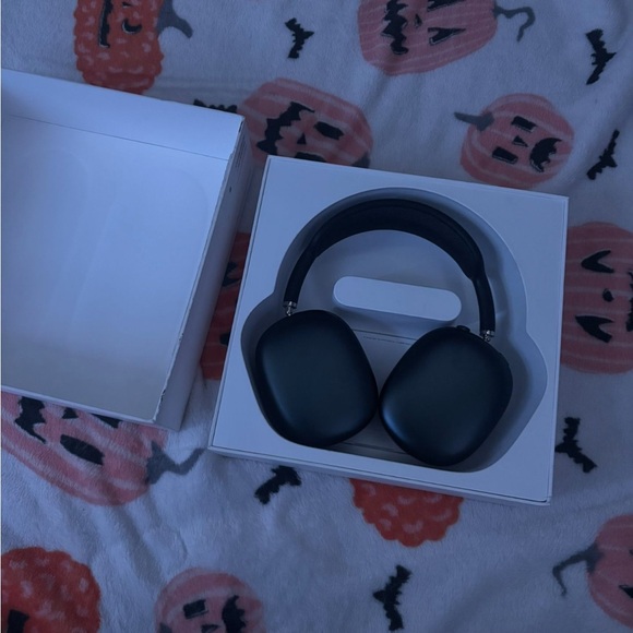 Airpod Maxes - Picture 3 of 6